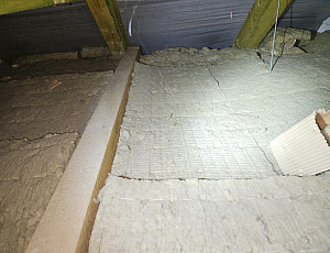 Zateplení stropu rodinného domu pomocí foukané izolace